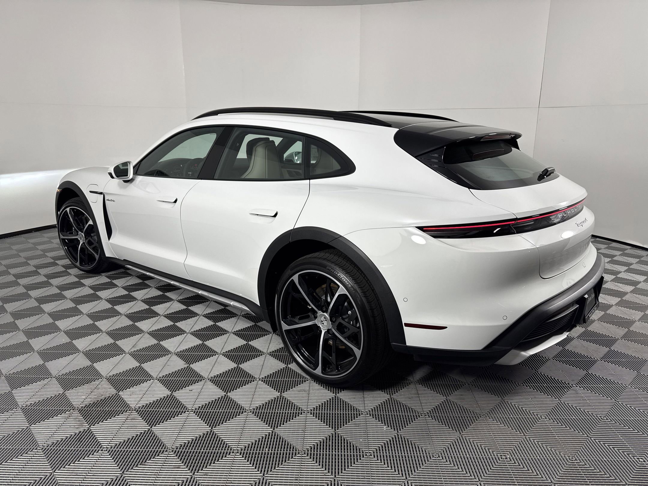 Used 2025 Porsche Taycan 4 Cross Turismo image 3