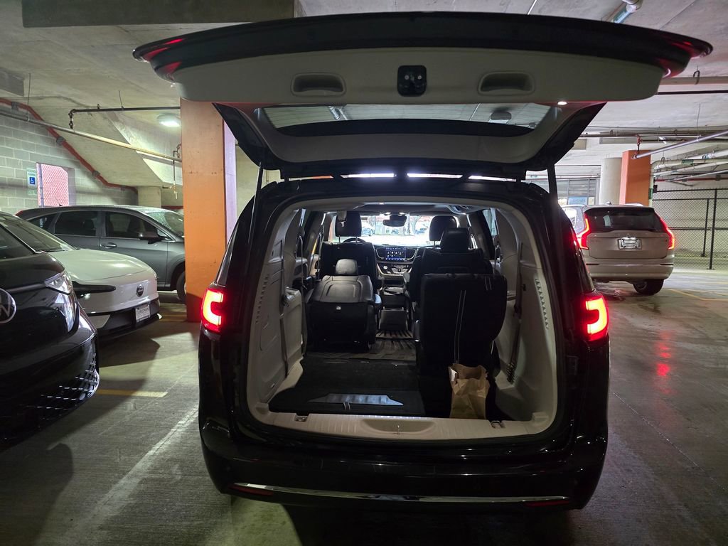 Used 2022 Chrysler Pacifica Limited w/ Uconnect Theater Family Group image 6