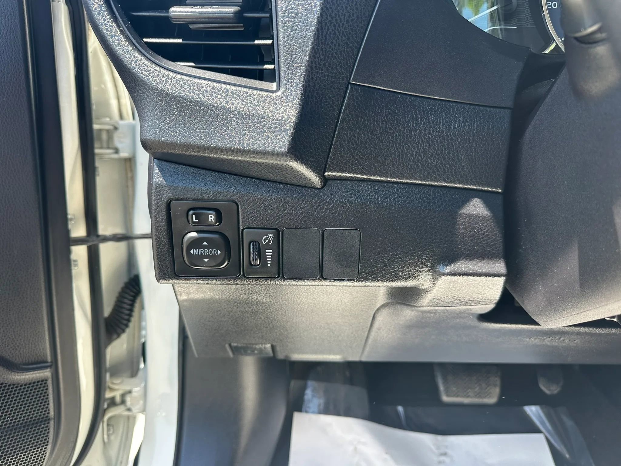 Used 2015 Toyota Corolla L image 21