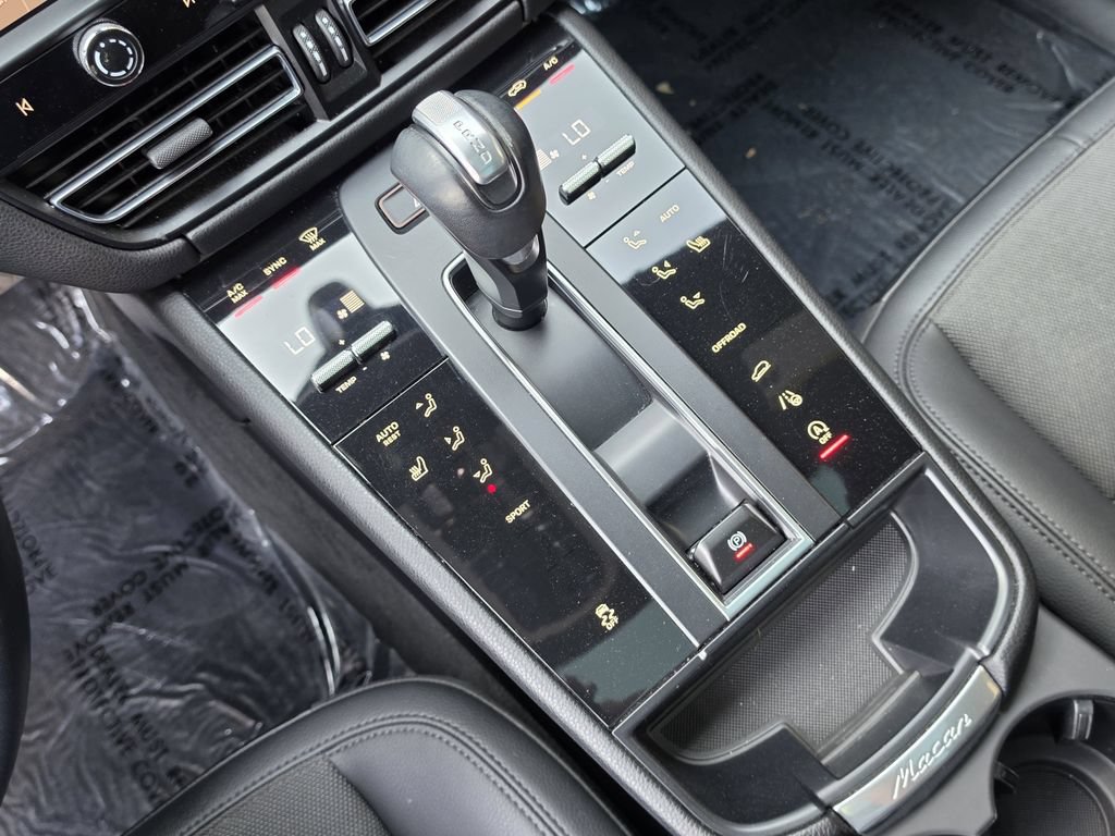 Certified 2023 Porsche Macan AWD/4WD image 23