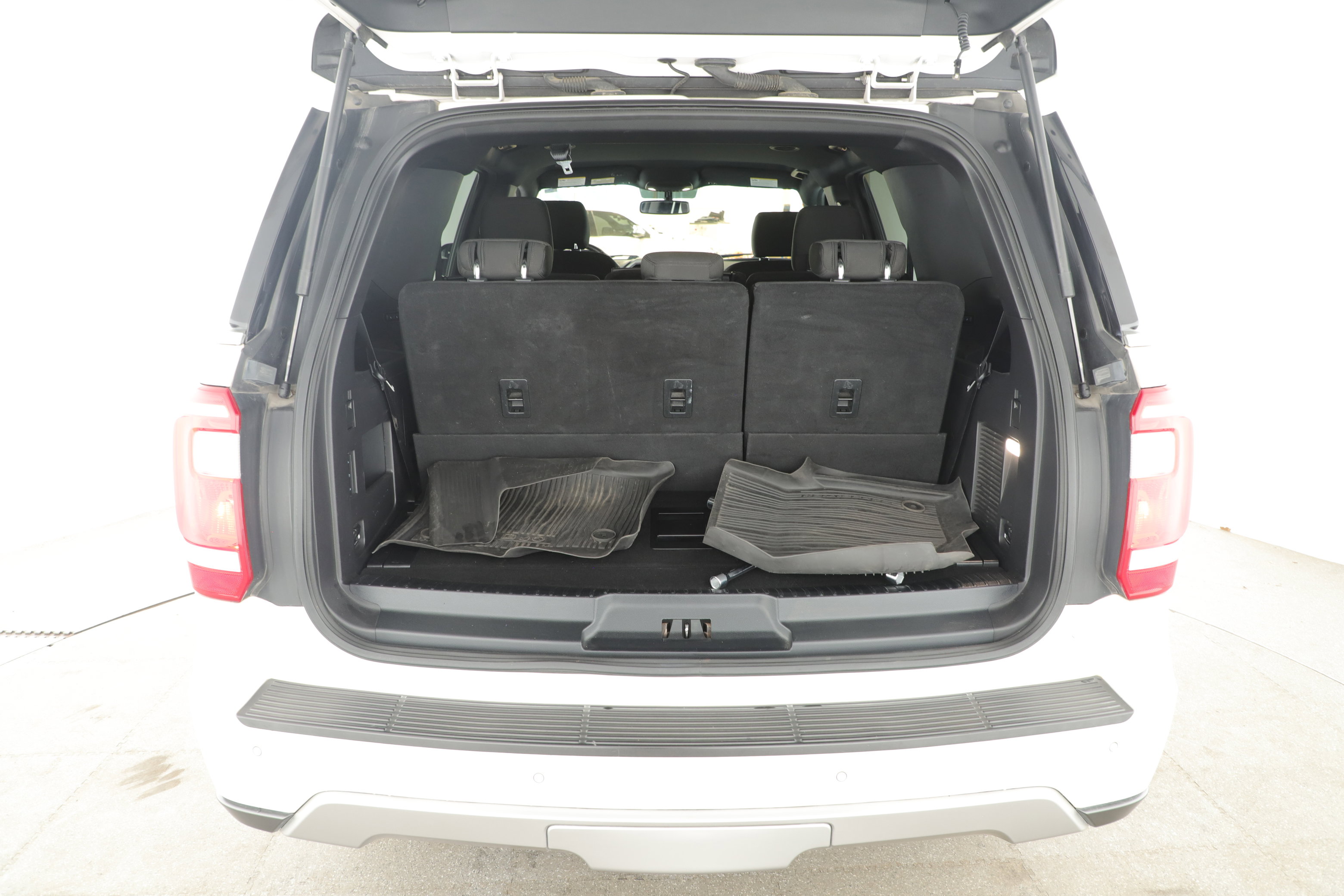 Used 2018 Ford Expedition XLT w/ Cargo Package RWD image 5