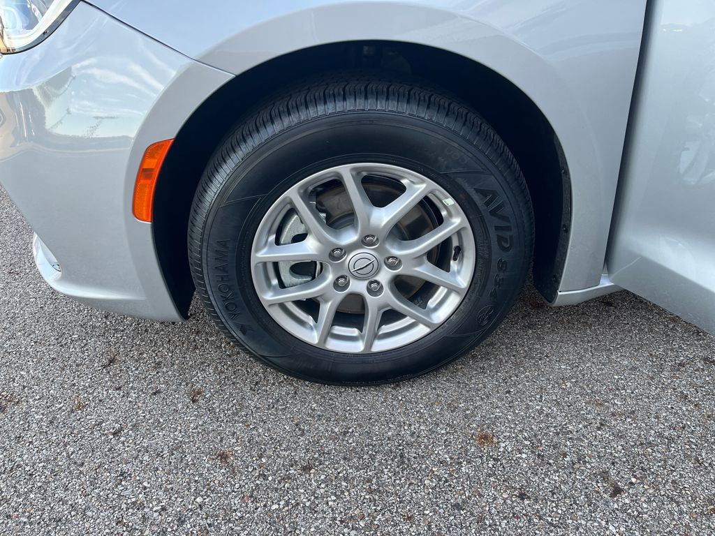 Used 2026 Chrysler Pacifica Select image 27