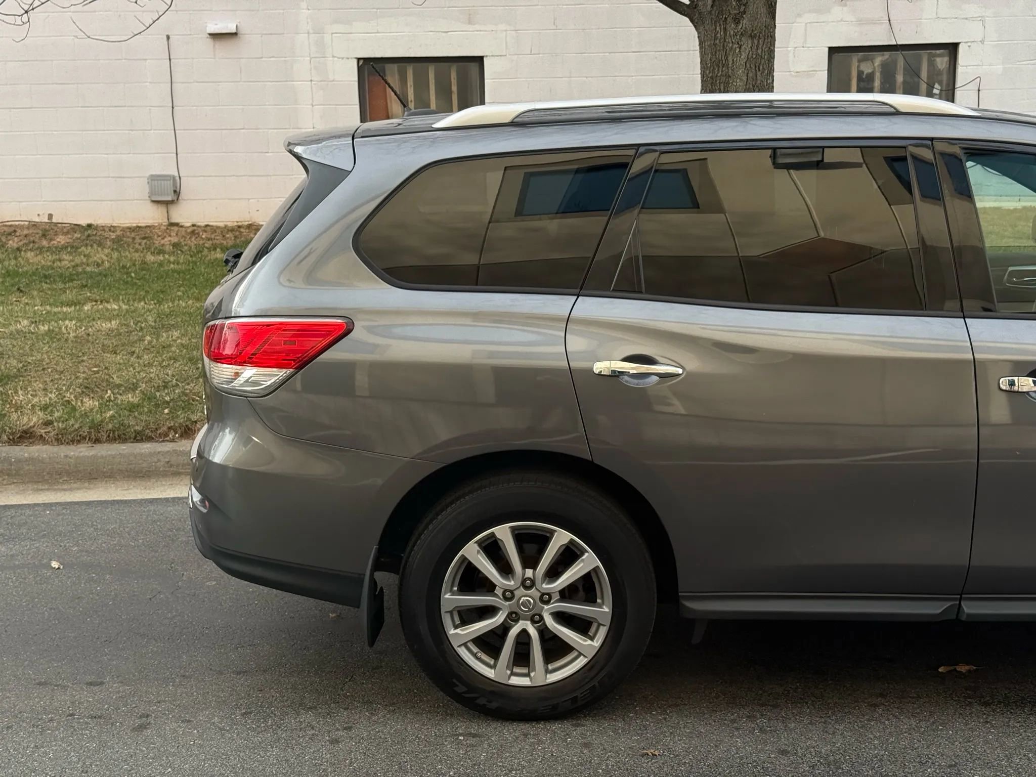 Used 2016 Nissan Pathfinder SV image 8
