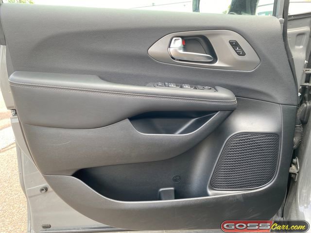 Used 2025 Chrysler Pacifica Select FWD image 23