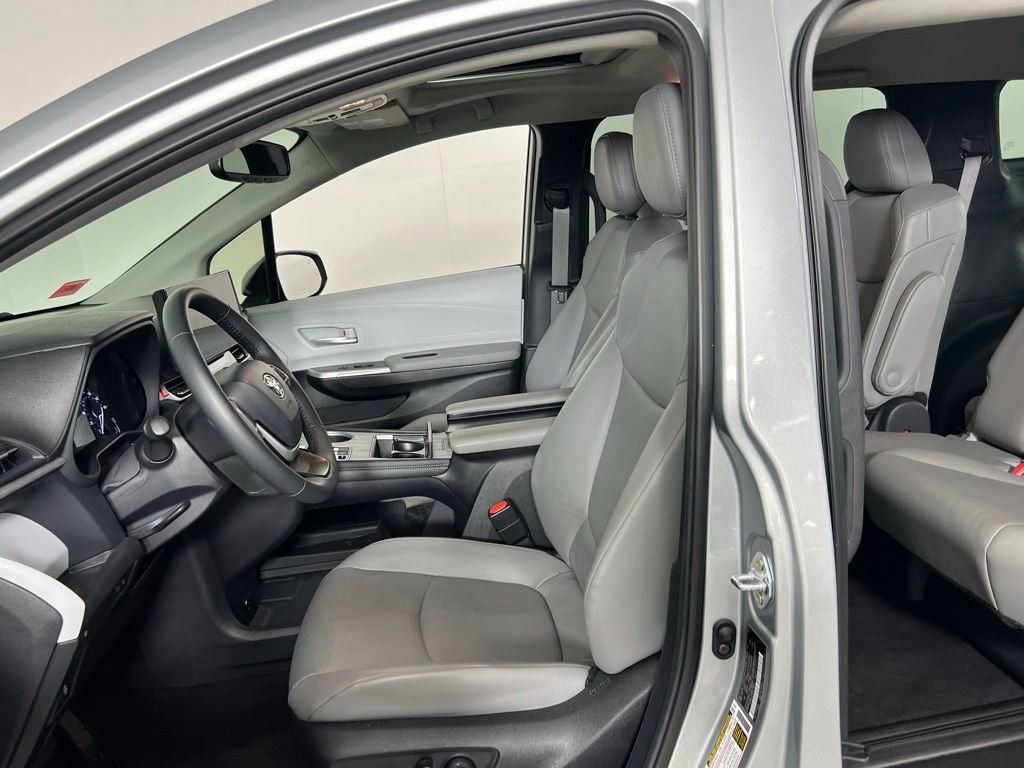 Used 2025 Toyota Sienna XLE image 23