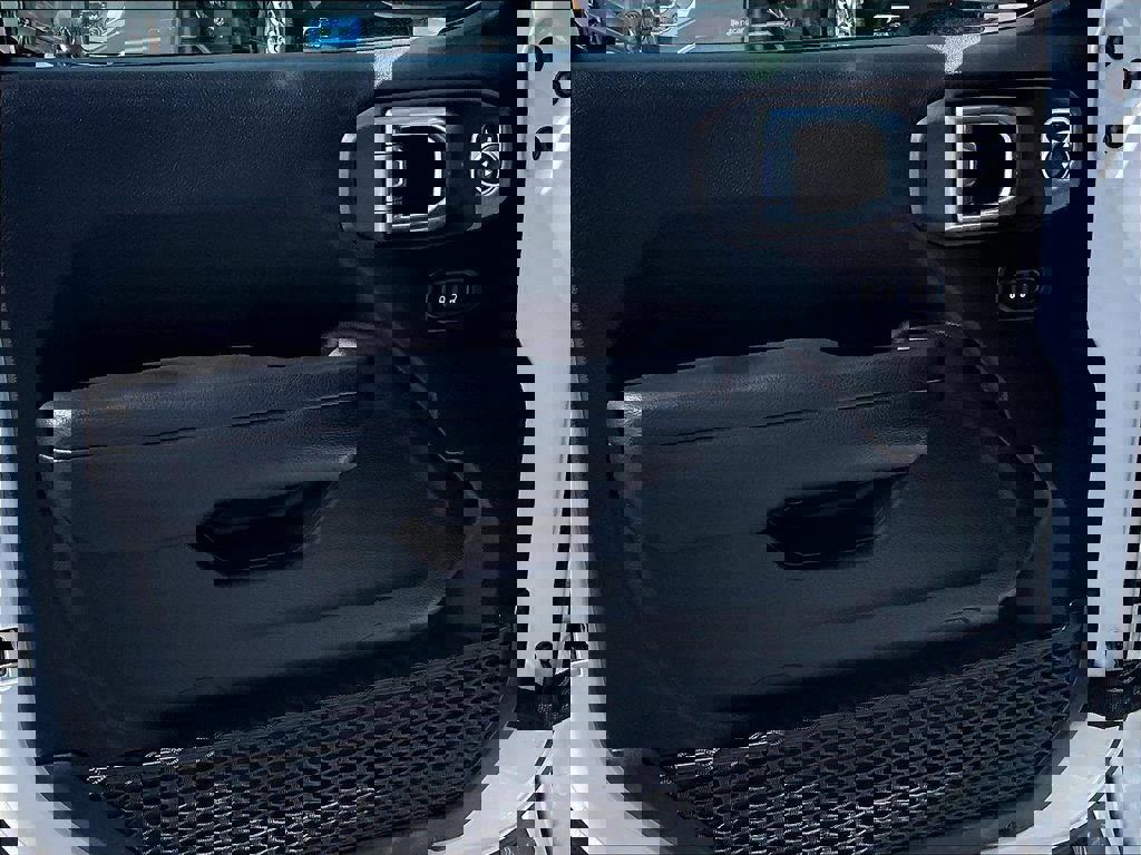 Used 2023 Jeep Gladiator Rubicon w/ Cold Weather Group image 9