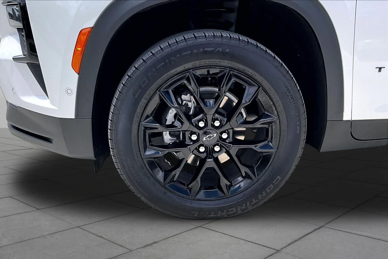 Used 2024 Chevrolet Traverse LT w/ Enhanced Driving Package FWD image 11