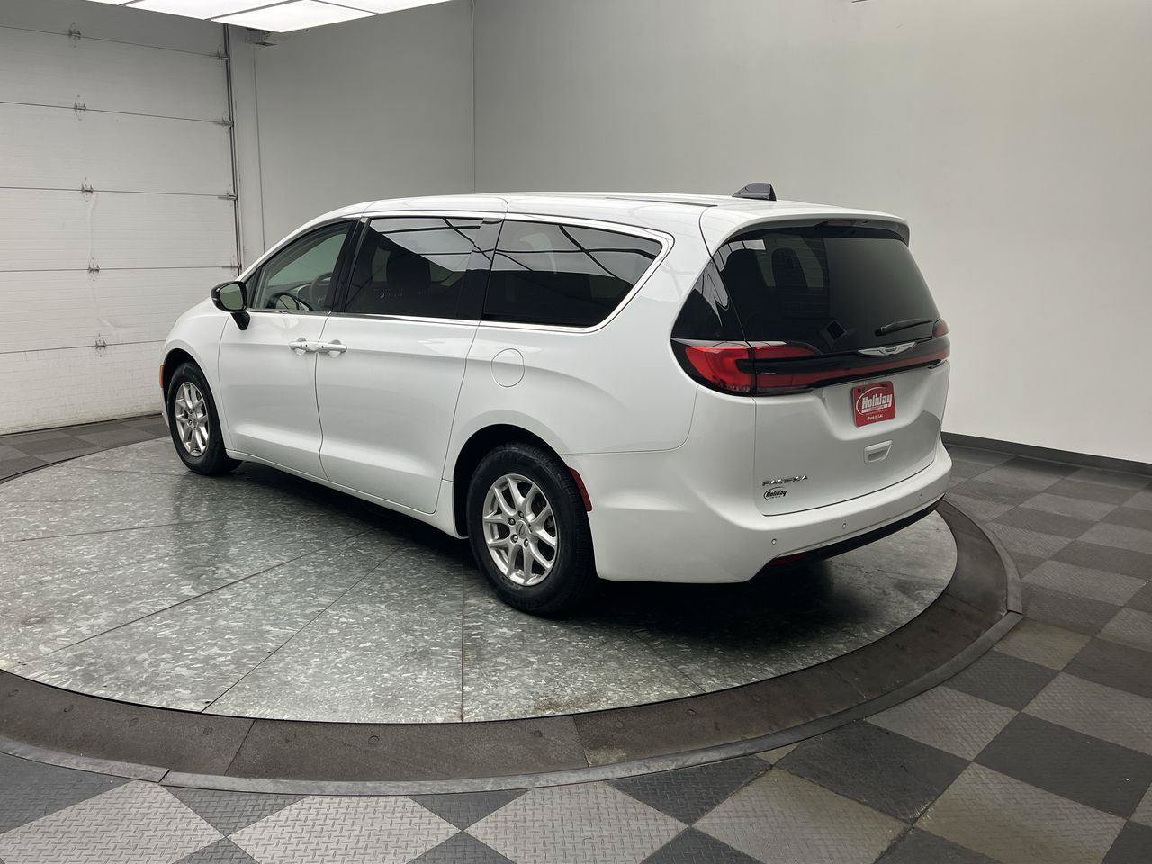 Used 2024 Chrysler Pacifica Touring-L FWD image 2