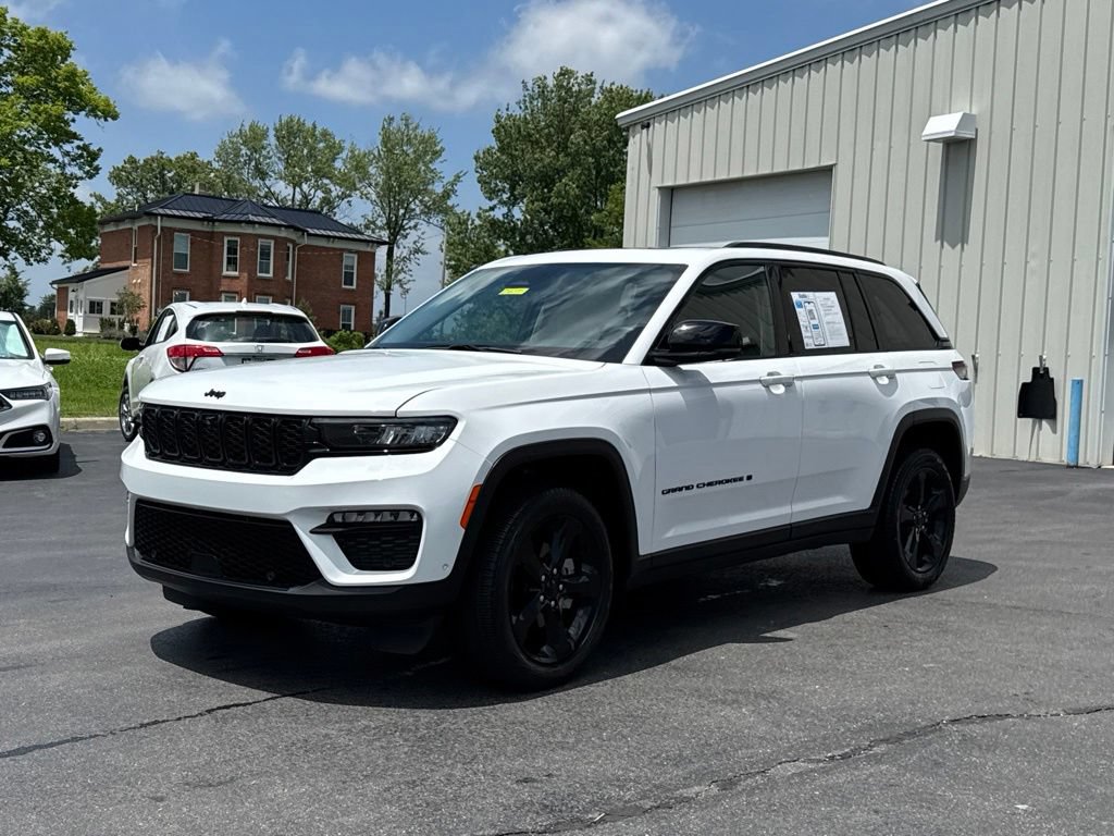 Used 2023 Jeep Grand Cherokee Limited w/ Luxury Tech Group II AWD/4WD image 3