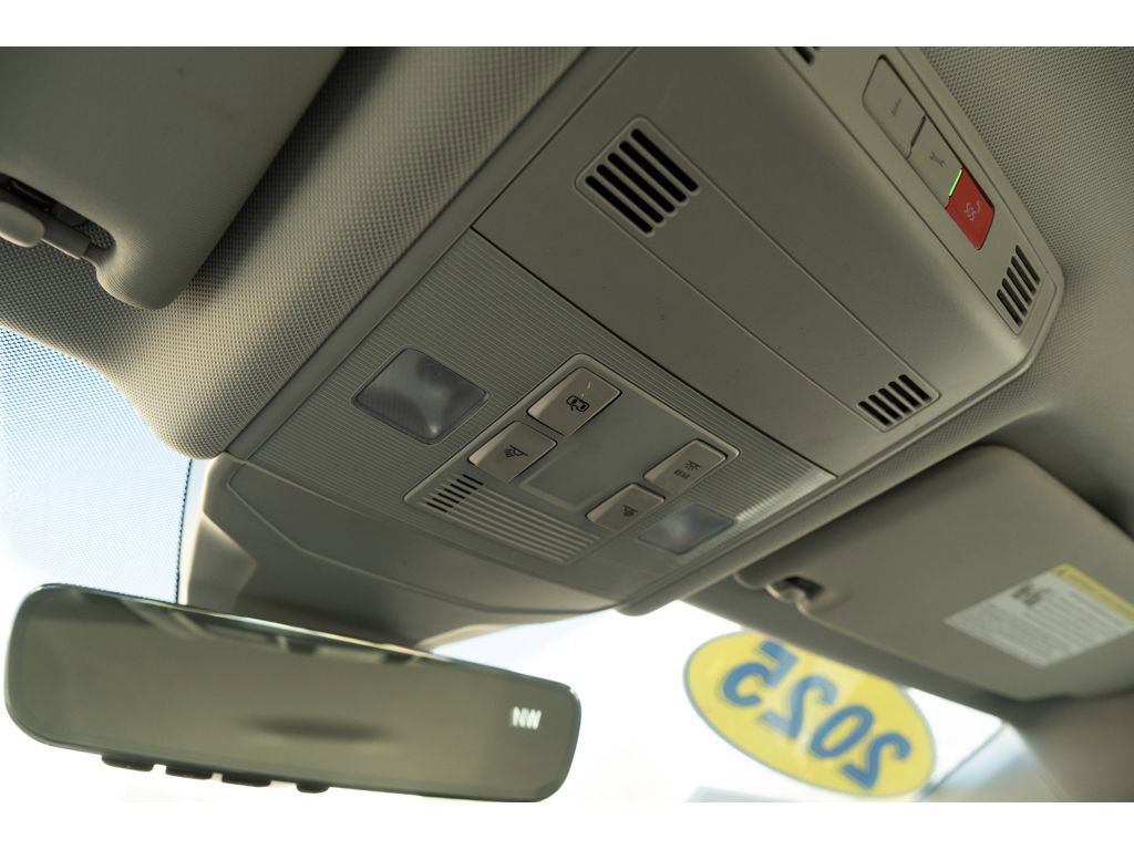 Used 2025 Volkswagen Jetta SE image 32