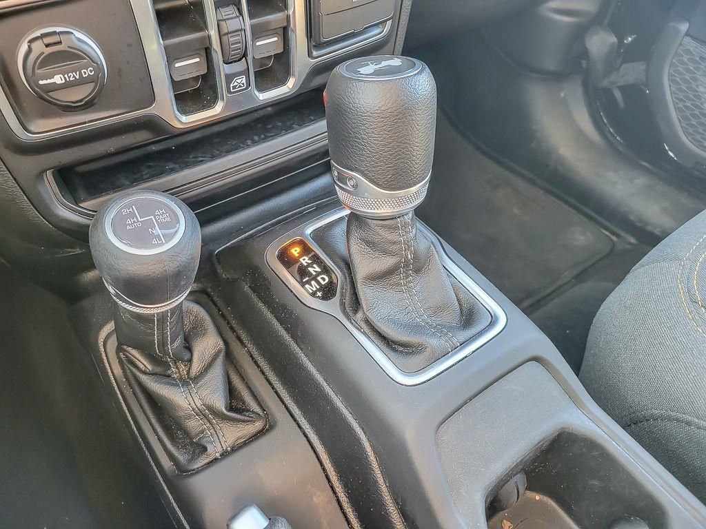 Used 2025 Jeep Wrangler Unlimited Sahara w/ Safety Group AWD/4WD image 18