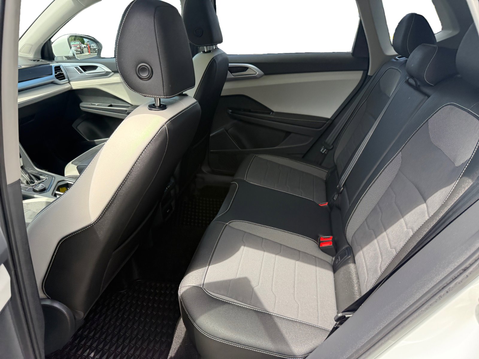 Used 2025 Volkswagen Taos SE w/ Panoramic Sunroof Package AWD/4WD image 16