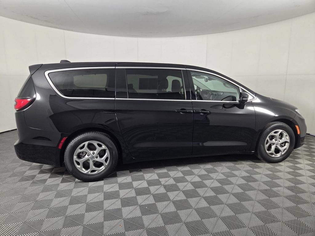 Used 2024 Chrysler Pacifica Limited w/ Trailer Tow Group FWD image 4