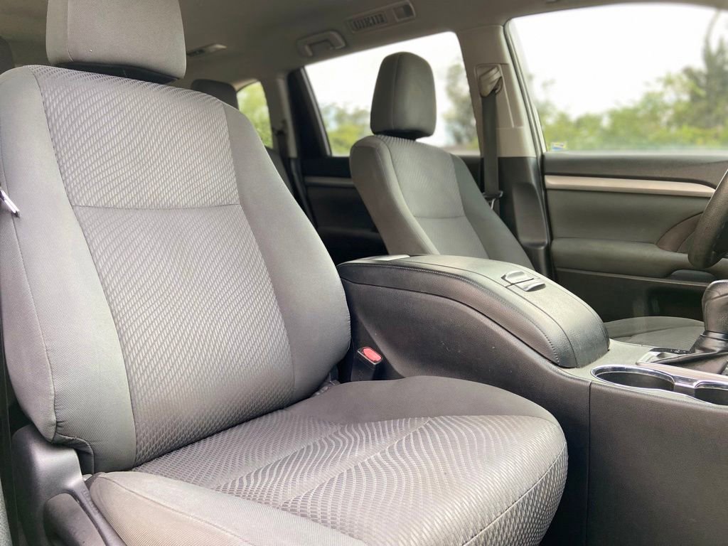 Used 2019 Toyota Highlander LE FWD image 17