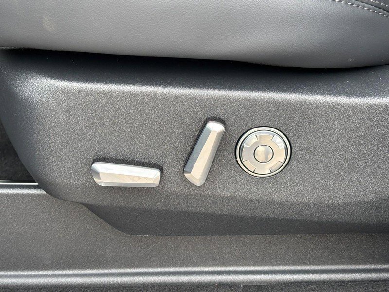 New 2026 Lincoln Navigator Reserve w/ Jet Appearance Package AWD/4WD image 16