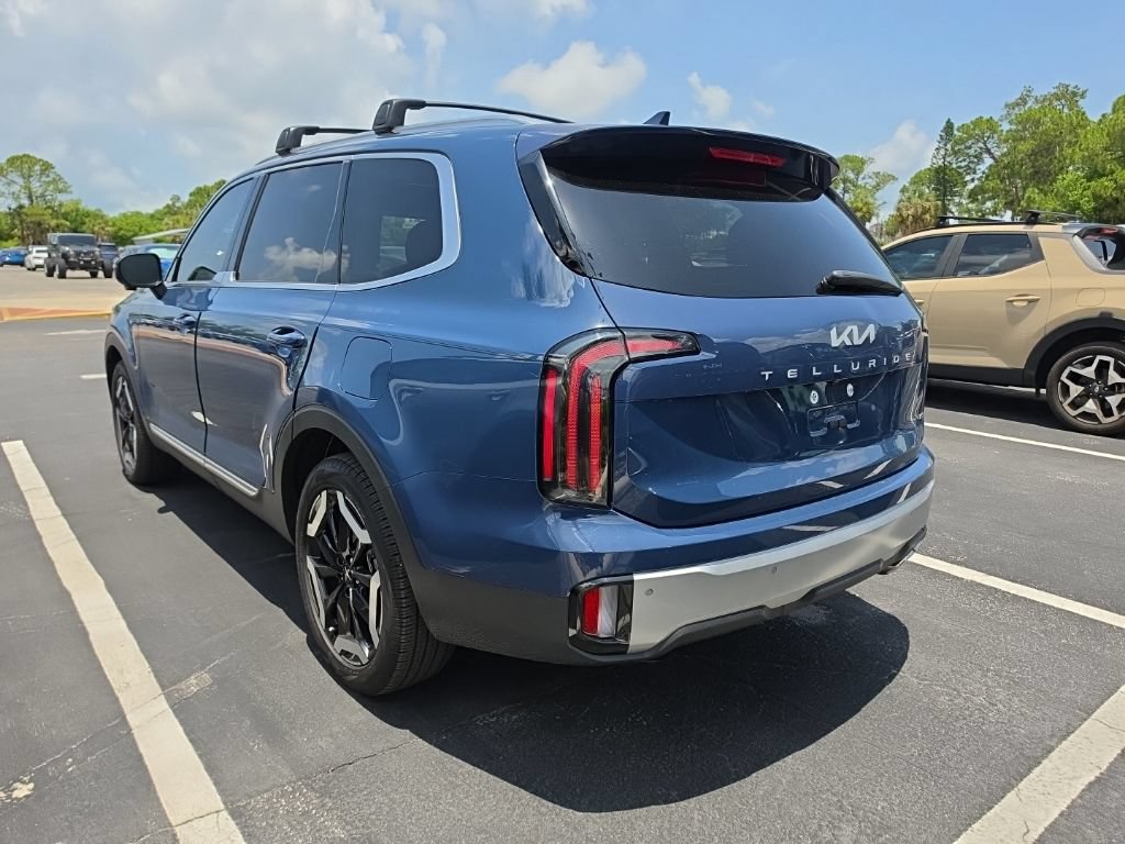 Certified 2024 Kia Telluride EX w/ EX Captain's Chair Package AWD/4WD image 13