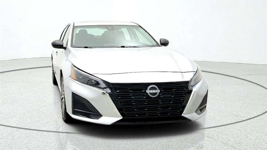 Used 2024 Nissan Altima 2.5 SV FWD image 2