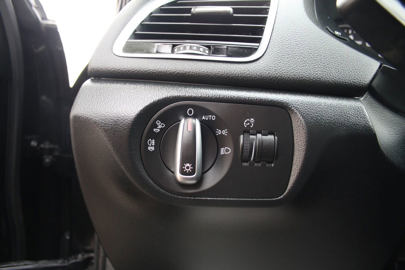 Used 2016 Audi Q3 2.0T Prestige w/ Prestige Package image 19