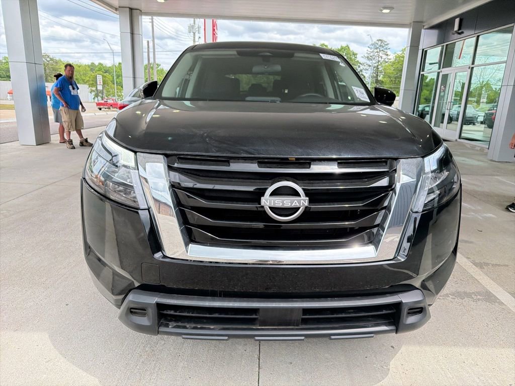 Used 2024 Nissan Pathfinder SV FWD image 2