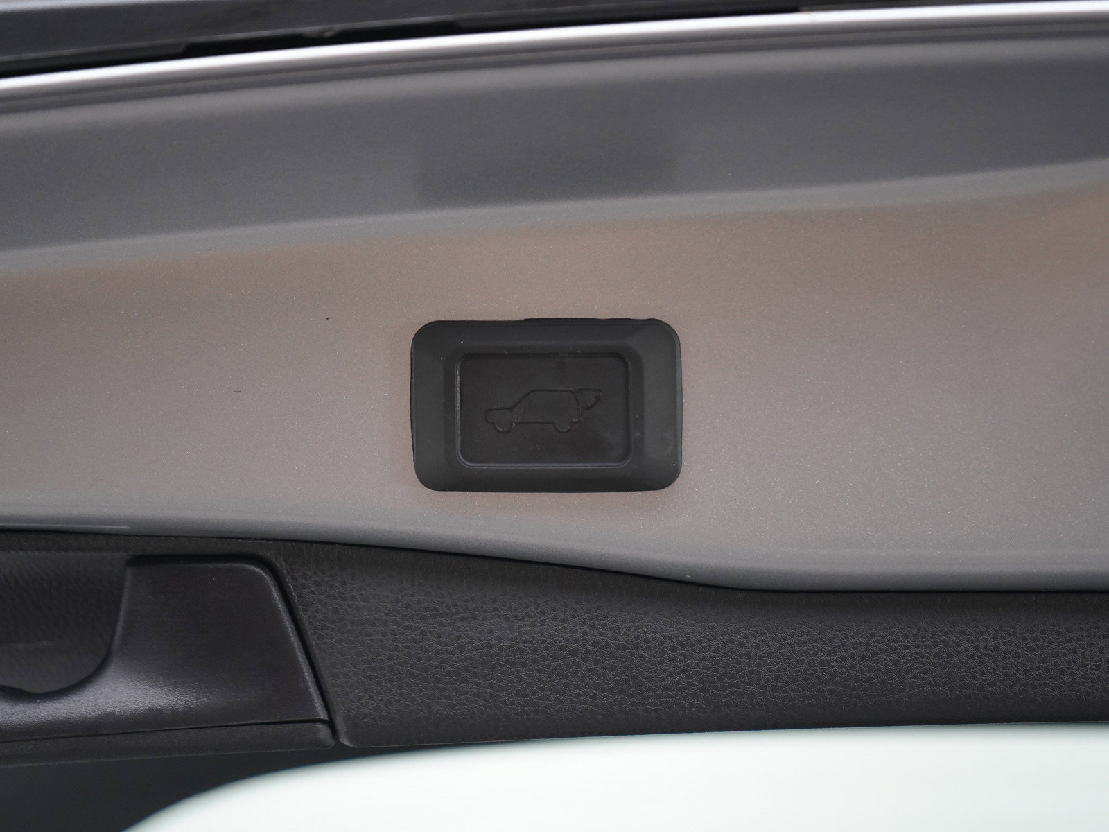 Used 2025 Toyota RAV4 XLE Premium w/ Weather Package AWD/4WD image 17