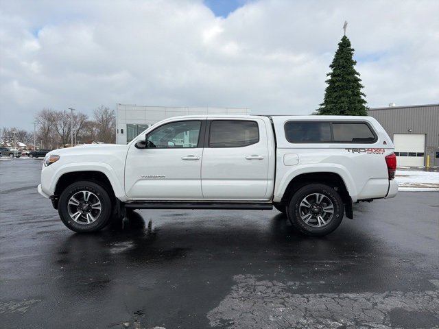 Used 2017 Toyota Tacoma TRD Sport image 4
