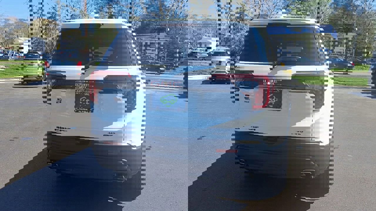 Certified 2023 GMC Acadia SLE w/ Driver Convenience Package image 2