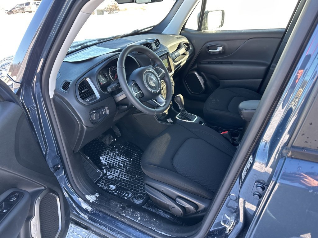 Used 2023 Jeep Renegade Latitude image 2