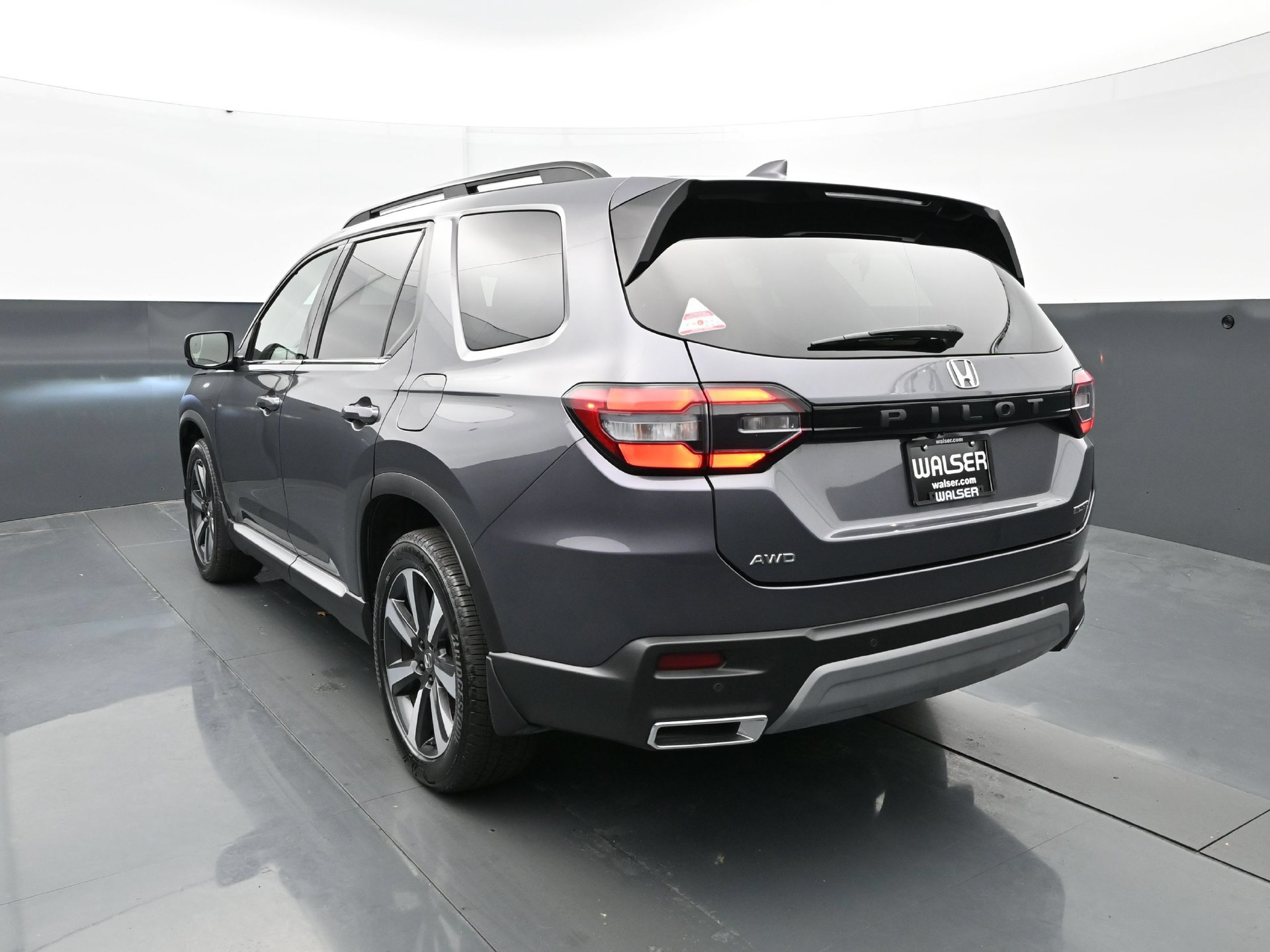 Used 2025 Honda Pilot Touring image 4