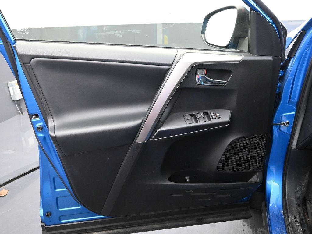 Used 2018 Toyota RAV4 XLE image 19