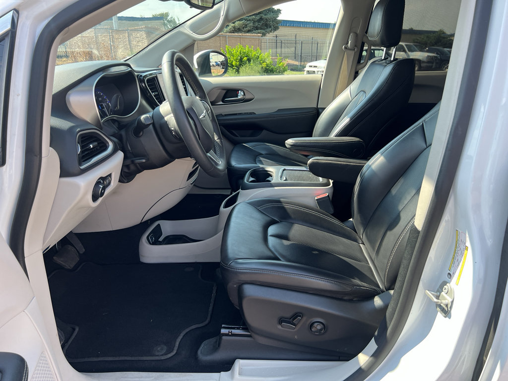 Used 2023 Chrysler Pacifica Touring-L FWD image 22
