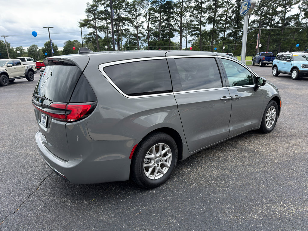Used 2025 Chrysler Pacifica Select FWD image 6