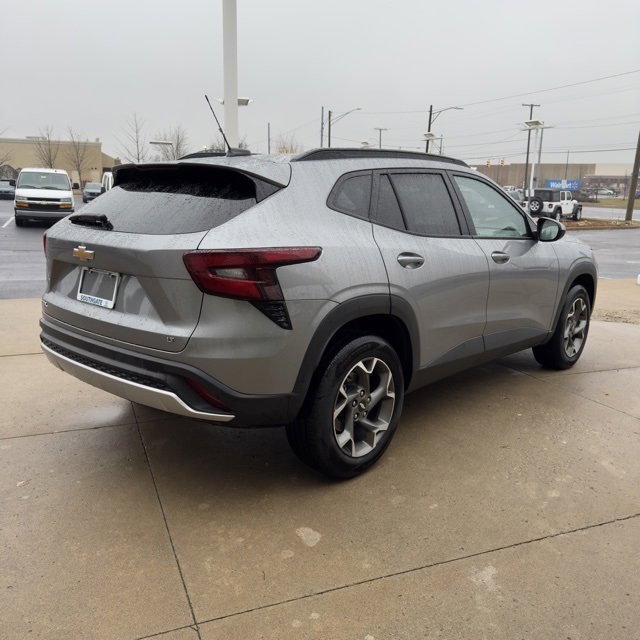 Used 2025 Chevrolet Trax LT w/ LT Convenience Package image 3