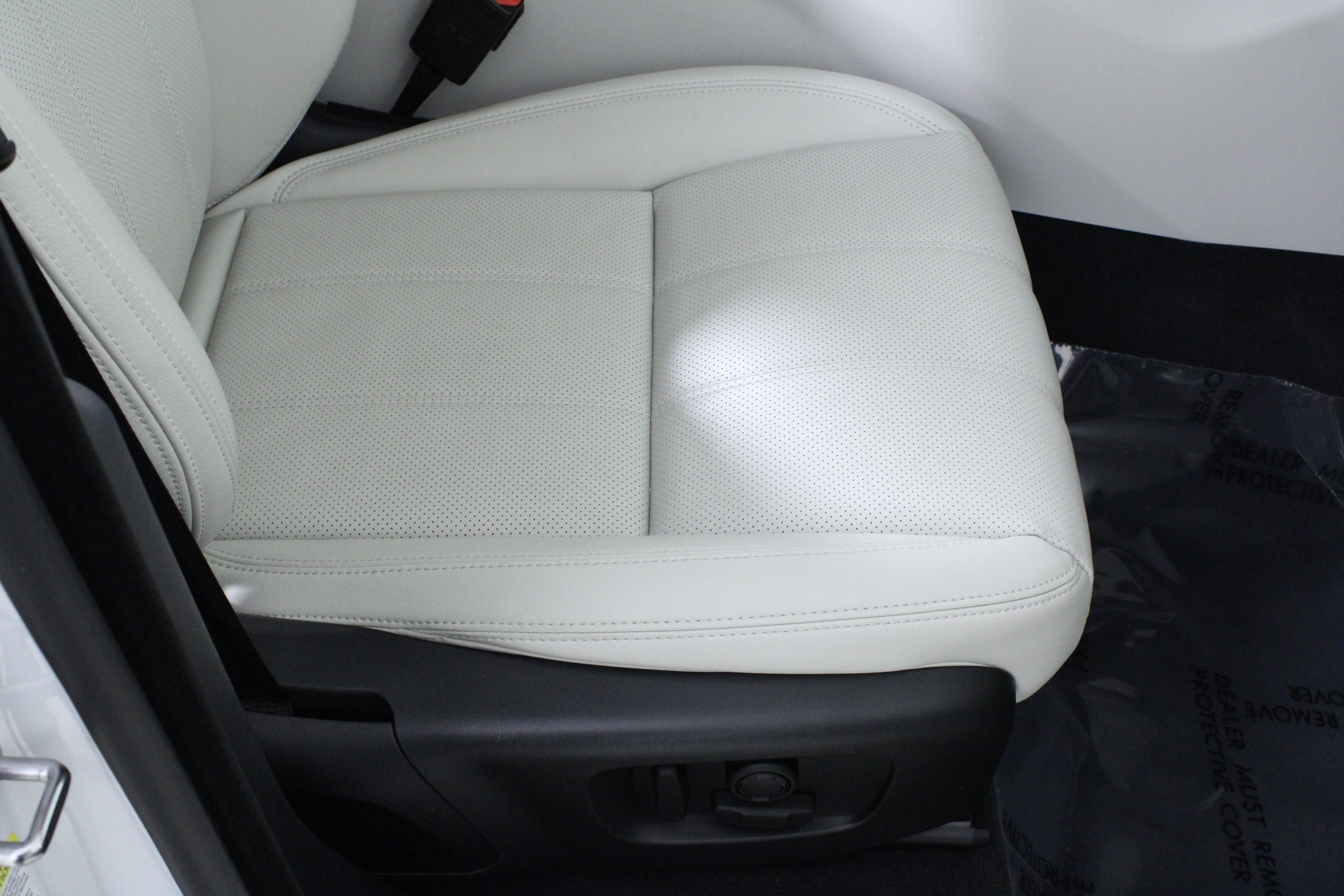 Used 2023 Land Rover Range Rover Velar R-Dynamic S image 17