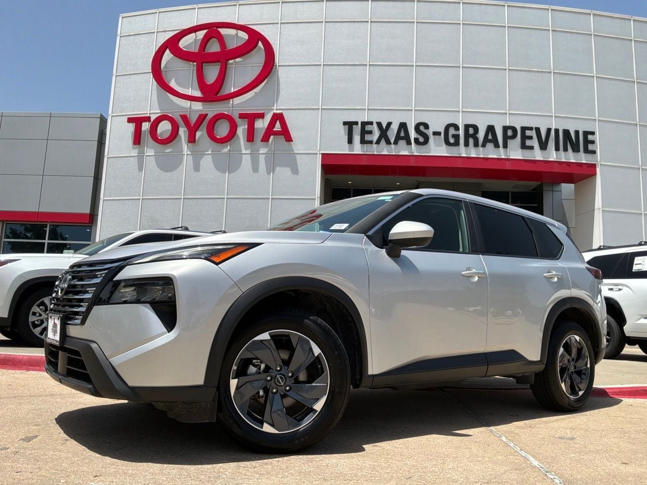 Used 2025 Nissan Rogue SV FWD image 2