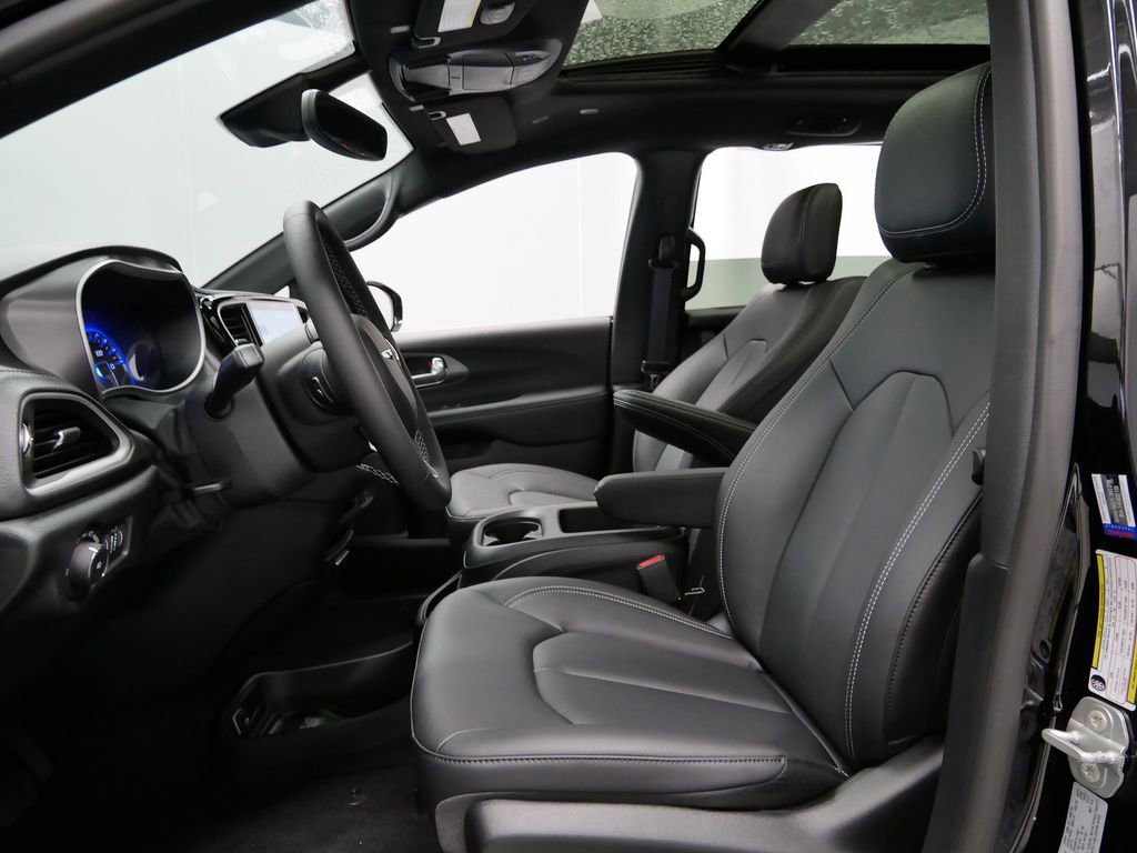 New 2026 Chrysler Pacifica Select AWD/4WD image 3