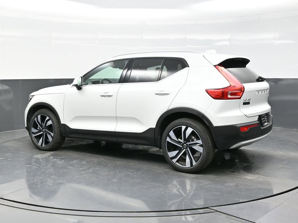 Used 2025 Volvo XC40 B5 Plus image 4