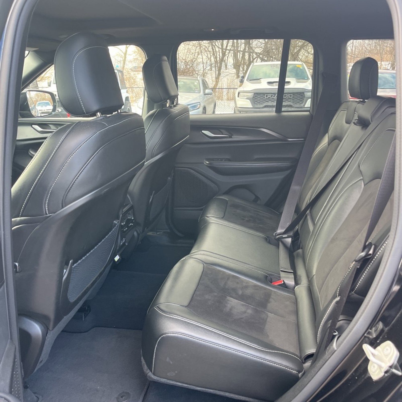 Used 2023 Jeep Grand Cherokee Altitude image 12