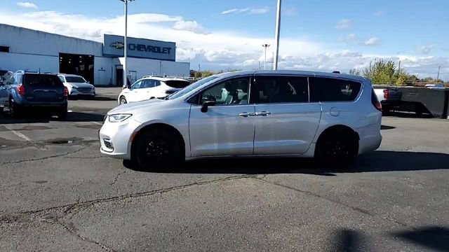 Used 2024 Chrysler Pacifica Touring-L FWD image 5