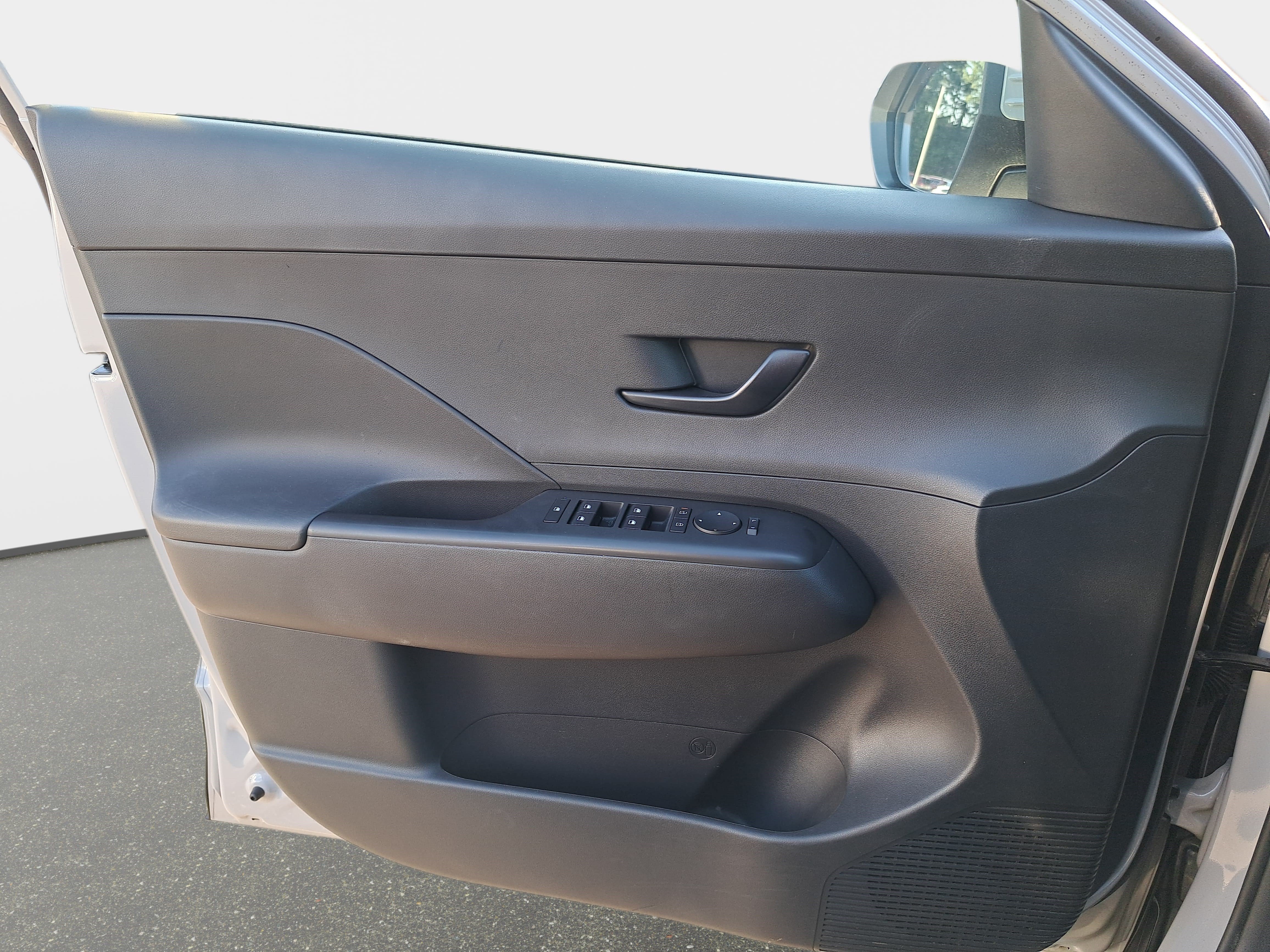 Used 2025 Hyundai Kona SEL FWD image 24