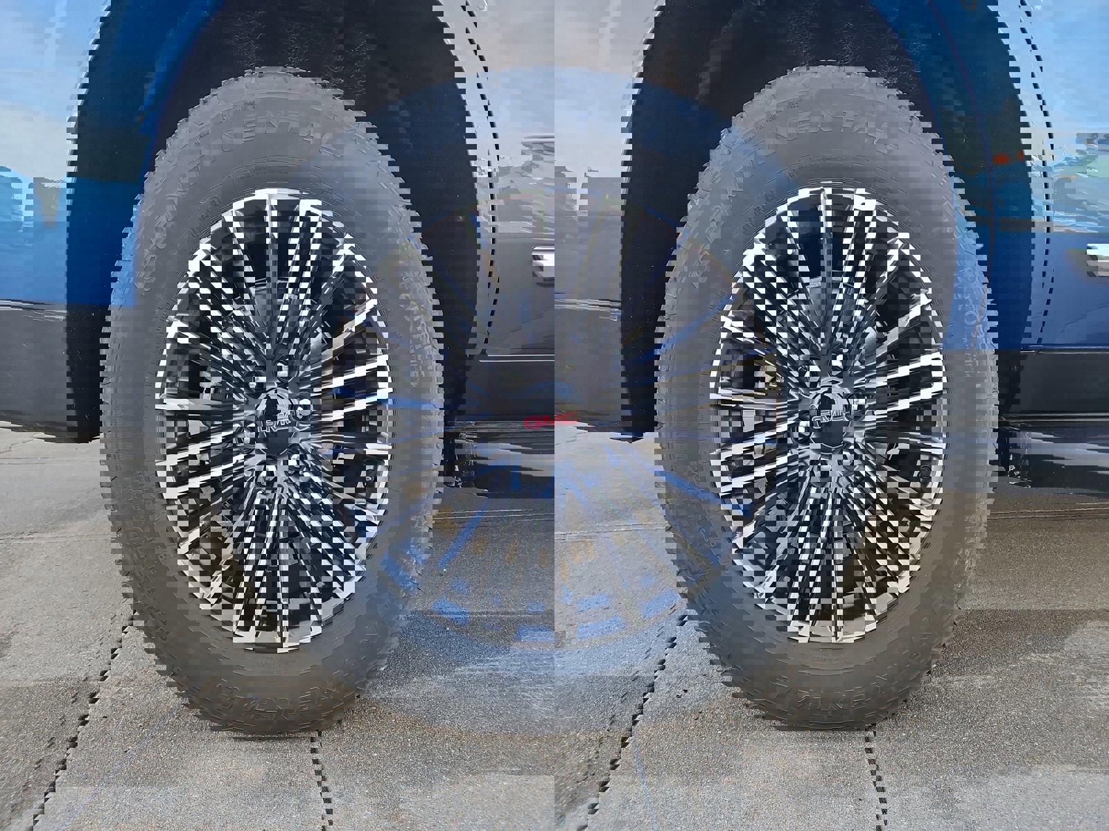 Used 2025 GMC Yukon Elevation image 5