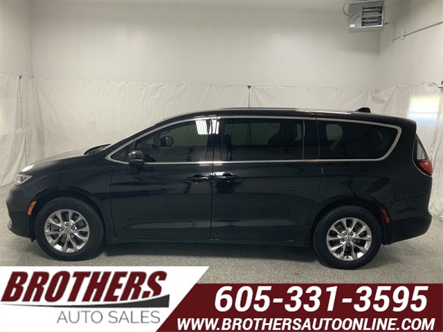 Used 2023 Chrysler Pacifica Touring-L AWD/4WD image 1