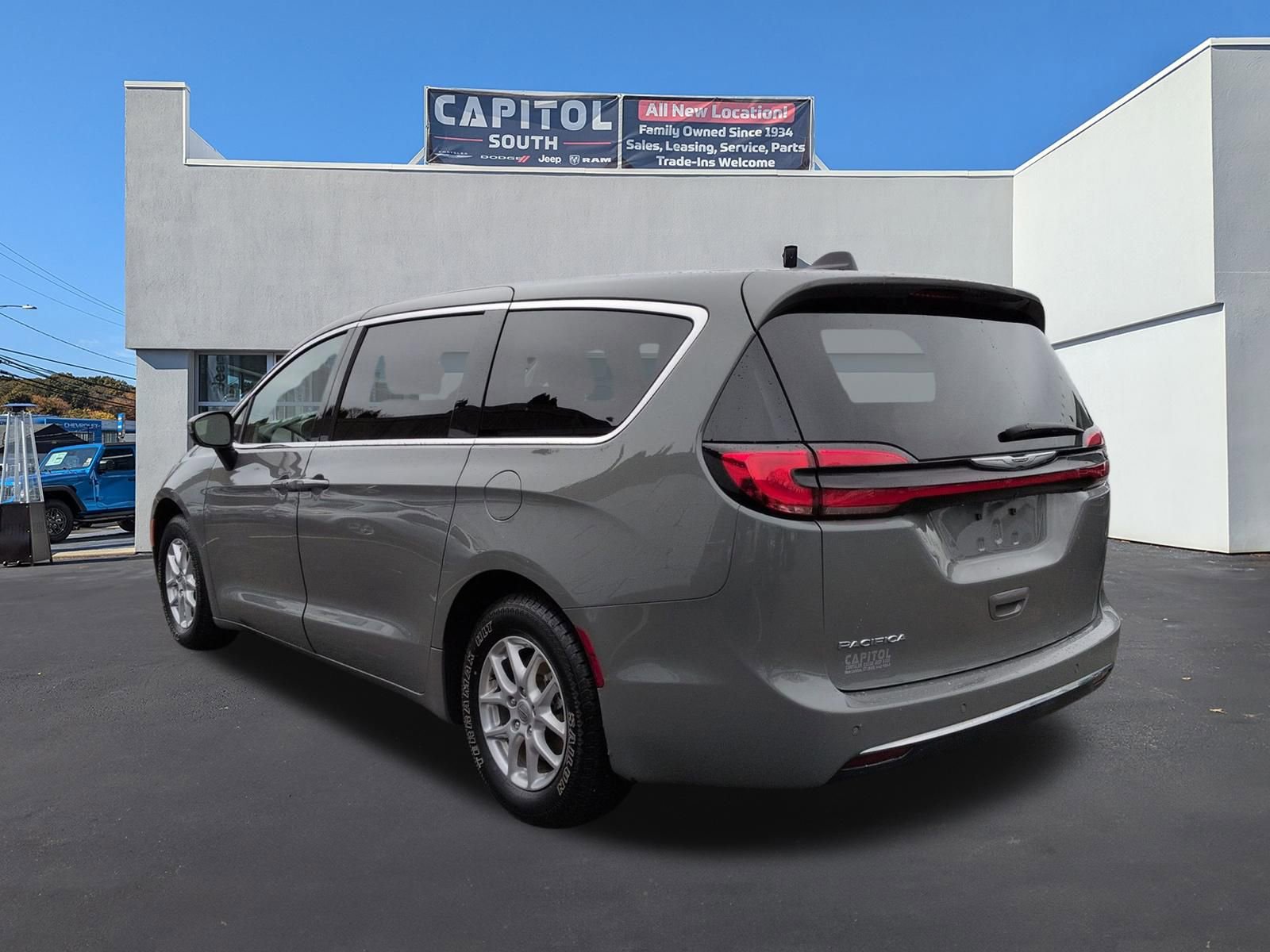 Used 2023 Chrysler Pacifica Touring-L image 4