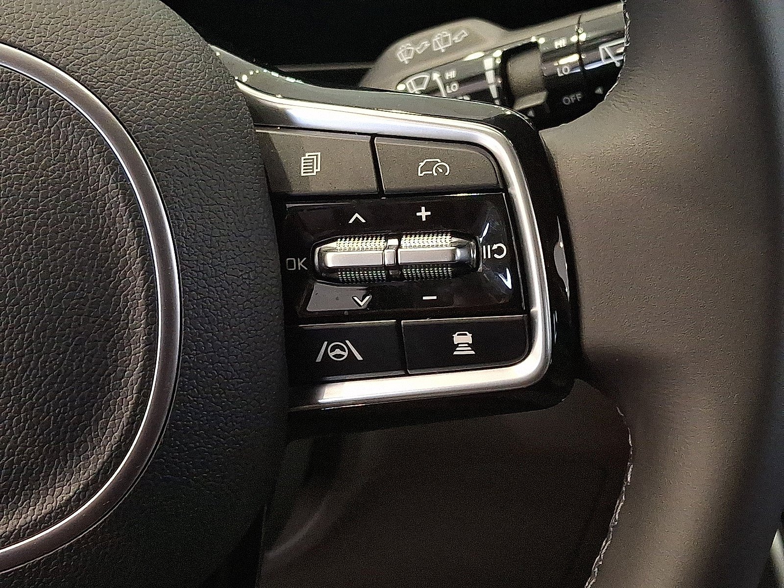 New 2026 Kia Carnival EX FWD image 17
