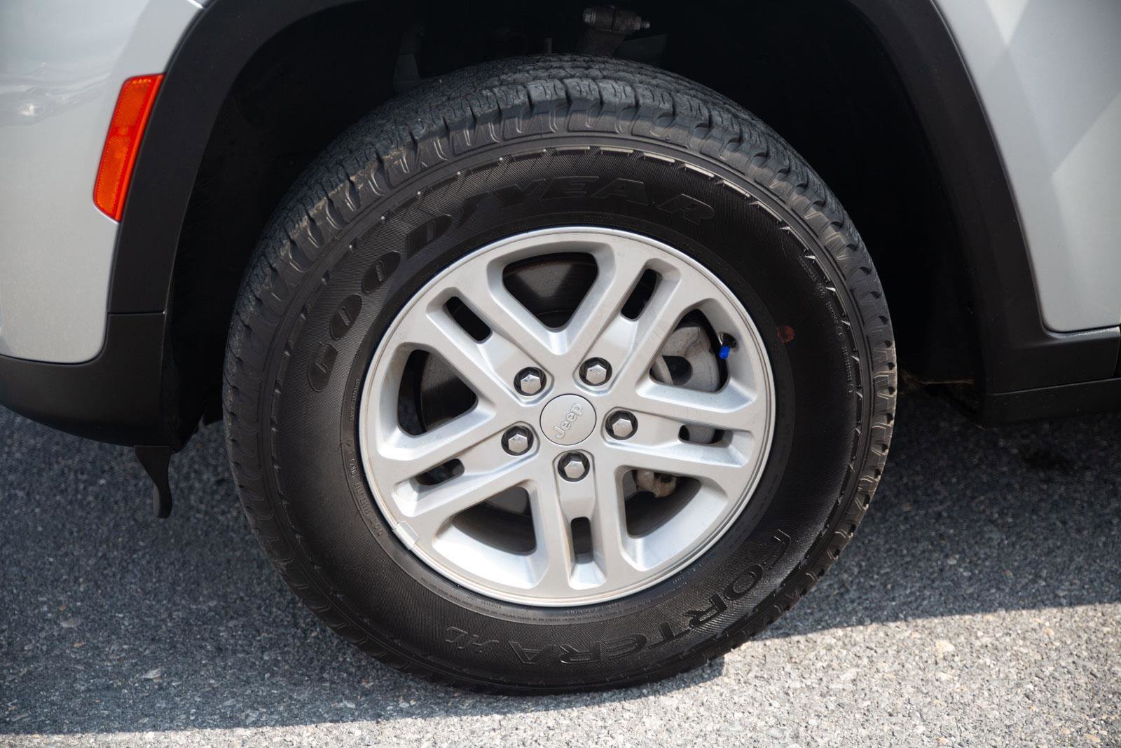 Used 2023 Jeep Grand Cherokee Laredo image 17