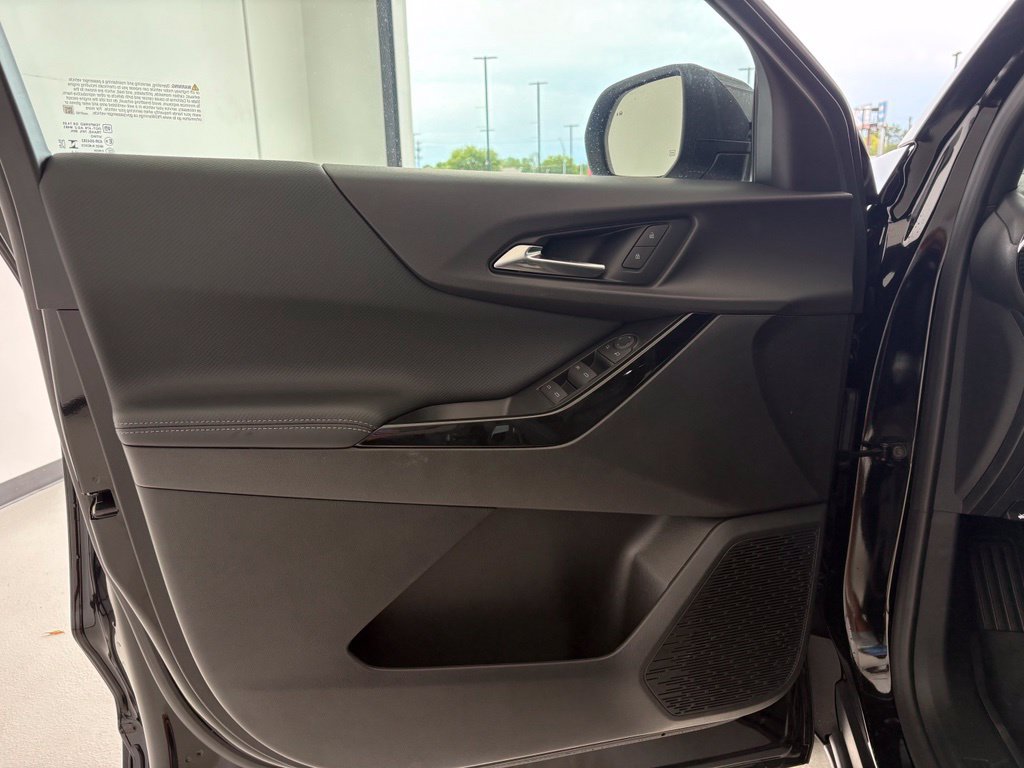 New 2027 Chevrolet Equinox LT w/ LPO, Floor Liner Package FWD image 24