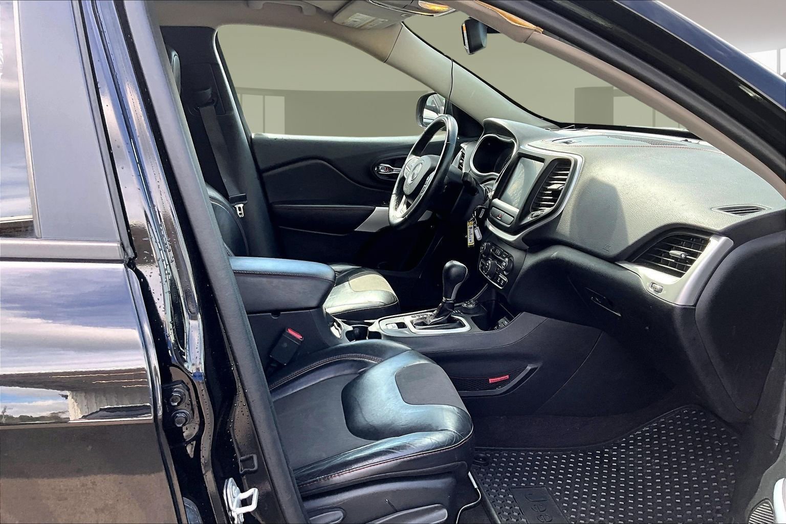 Used 2017 Jeep Cherokee Trailhawk w/ Cold Weather Group image 29