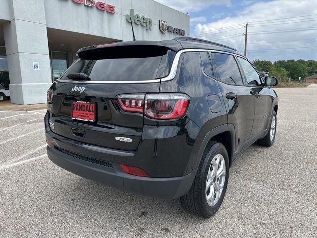 Used 2025 Jeep Compass Latitude AWD/4WD image 7