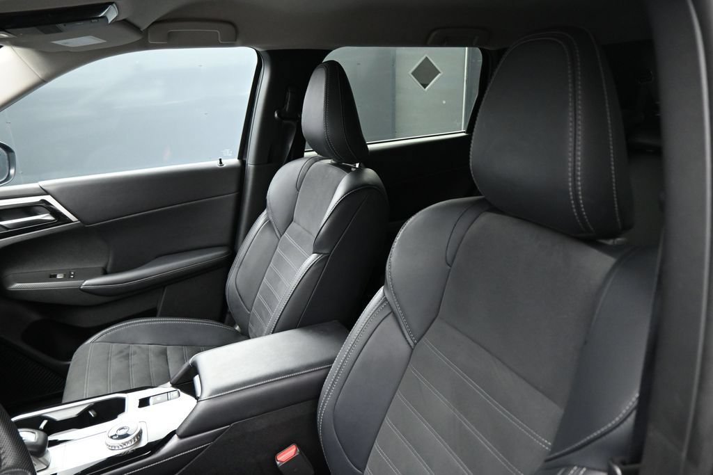 Used 2025 Mitsubishi Outlander SE AWD/4WD image 12