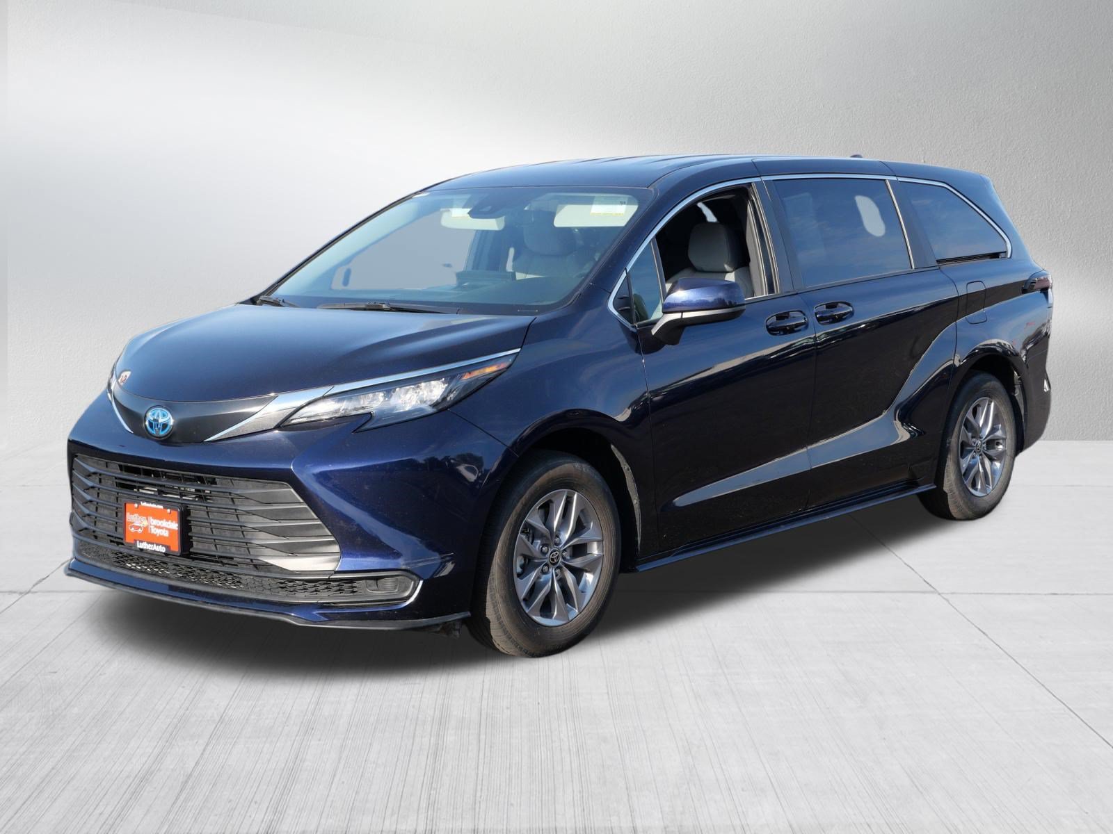 Used 2025 Toyota Sienna LE AWD/4WD image 3