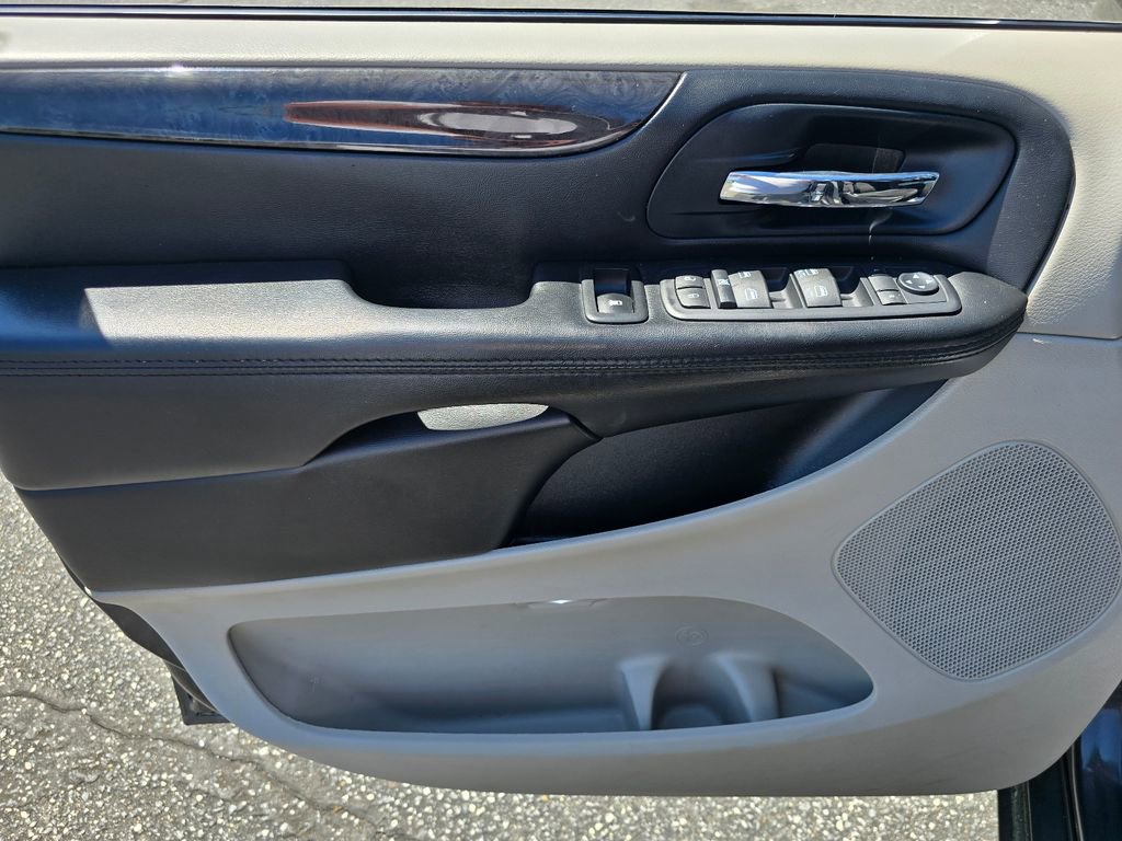 Used 2016 Dodge Grand Caravan SXT image 6